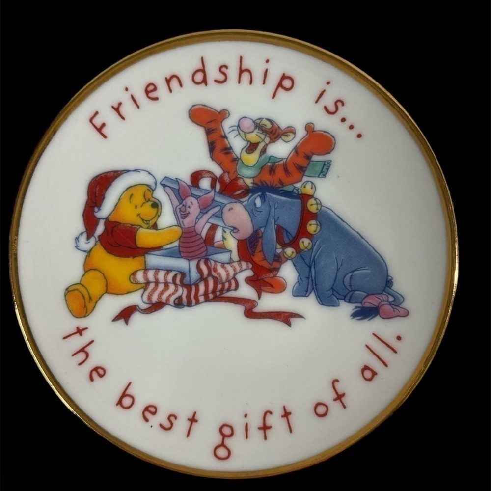 HALLMARK Keepsake "Gift of Friendship"‎ Pooh Porcelain Ornament (1997)